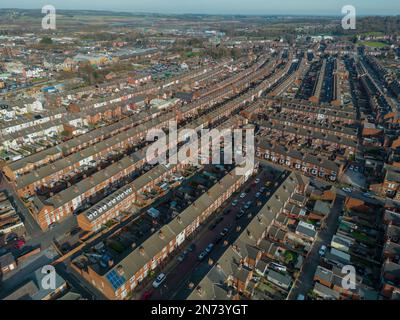 Castleford nello Yorkshire occidentale visto dall'alto, con il centro città, i quartieri circostanti e il fiume Aire visibili. Foto Stock