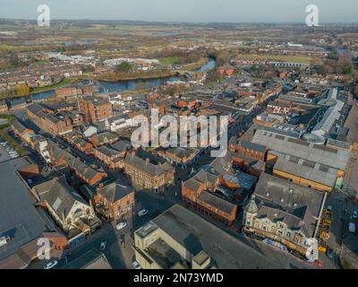 Castleford nello Yorkshire occidentale visto dall'alto, con il centro città, i quartieri circostanti e il fiume Aire visibili. Foto Stock