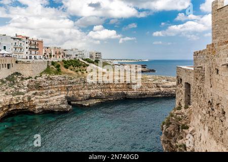 Vista della città, punto panoramico lama Monachile Belvedere, Polignano a Mare, Puglia, Italia meridionale, Europa Foto Stock