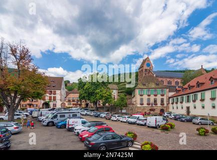 Gueberschwihr (Geberschweier, Gawerschwihr), piazza Place de la Mairie, chiesa Saint-Pantaleon in Alsazia (Elsass), Alto Reno (Oberelsass), Francia Foto Stock