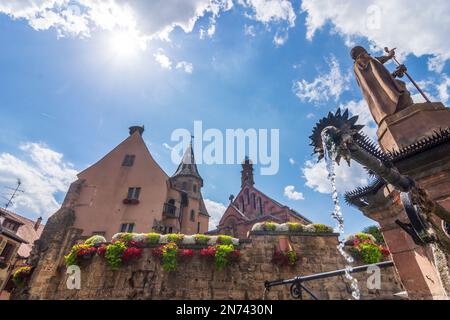 Eguisheim (Egisheim), castello di Saint-Leon, cappella di Saint Leo e fontana in Alsazia (Elsass), Alto Reno (Oberelsass), Francia Foto Stock