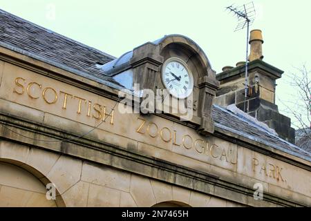 Ingresso storico allo Scottish Zoological Park, ora zoo di Edimburgo, con orologio d'epoca sulla strada di costorphine Foto Stock