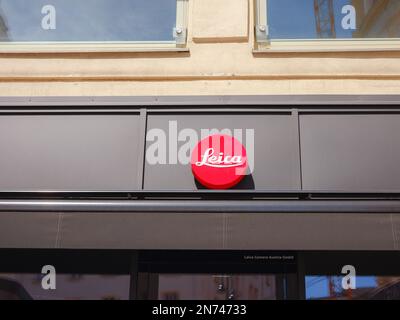 Vienna, Austria - 10 agosto 2022: Logo Leica di fronte al rivenditore nel negozio di Vienna. Leica è un produttore tedesco di dispositivi ottici e fotocamere famose per la loro qualità Foto Stock