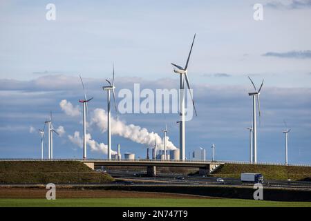 Jackerath, Renania settentrionale-Vestfalia, Germania - Fattoria eolica di fronte alla centrale elettrica di RWE Neurath presso lo svincolo autostradale di Jackerath, centrale a lignite presso la miniera di lignite di Garzweiler opencast di RWE. Foto Stock