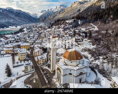 Italia, Veneto, provincia di Belluno, frazione di Villagrande, Auronzo di Cadore, e la parrocchiale di San Lucano, Dolomiti Foto Stock