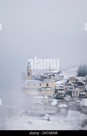 Italia, Veneto, provincia di Belluno, Comelico superiore, il villaggio di Candide, giornata invernale di nebbia Foto Stock