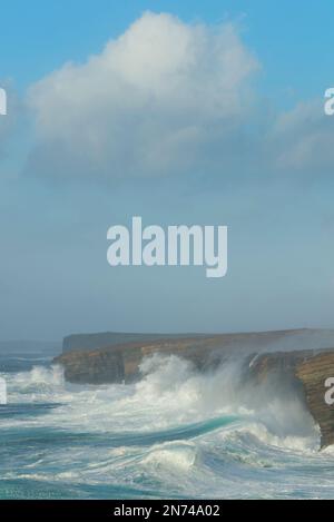 Onde che si schiantano contro le scogliere a Yesnaby, Isole Orkney Foto Stock