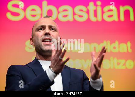 Berlino, Germania. 10th Feb, 2023. Sebastian Czaja, candidato top del FDP, parla alla chiusura della campagna elettorale di Berlino per la ripetizione delle elezioni alla Camera dei rappresentanti di Berlino il 12 febbraio 2023. La Corte costituzionale di Stato aveva dichiarato invalide le elezioni alla Camera dei rappresentanti e ai Parlamenti distrettuali del settembre 2021 a causa di numerosi problemi e gravi difetti sistemici e aveva chiesto una ripetizione completa. Credit: Bernd von Jutrczenka/dpa/Alamy Live News Foto Stock