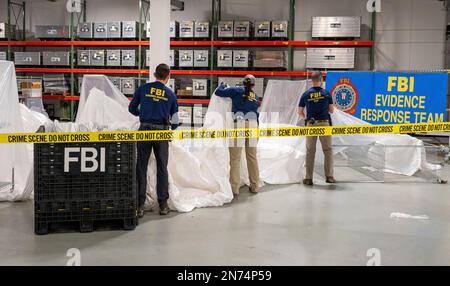 Quantico, Stati Uniti d'America. 09th Feb, 2023. Quantico, Stati Uniti d'America. 09 febbraio, 2023. Agenti speciali dell'FBI assegnati all'Evidence Response Team materiale di processo recuperato dalla mongolfiera cinese di sorveglianza ad alta quota recuperata al largo della costa di Myrtle Beach, South Carolina, 9 febbraio 2023 a Quantico, Virginia. Il sospettato pallone spia è stato abbattuto da un aereo da combattimento americano il 4th febbraio dopo aver viaggiato attraverso gli Stati Uniti continentali. Credit: FBI Handout/FBI Photo/Alamy Live News Foto Stock