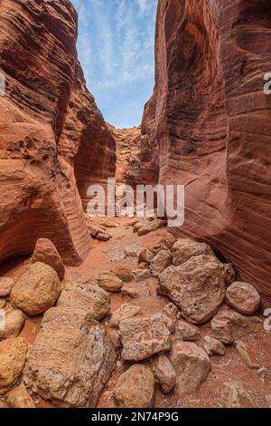 Formazioni rocciose lungo il percorso del Wire Pass nello Utah meridionale Foto Stock