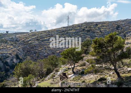 Bel paesaggio montano a Manfredonia sulla Penisola del Gargano, Italia Foto Stock