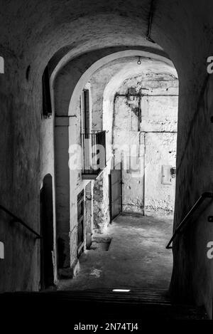 Vicolo vuoto incantato a Monte Sant Angelo, penisola del Gargano in Italia Foto Stock