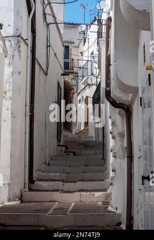 Vicolo vuoto incantato a Monte Sant Angelo, penisola del Gargano in Italia Foto Stock