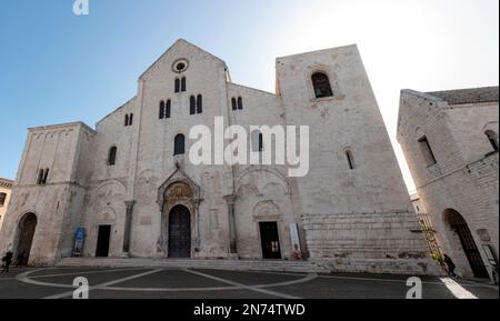 Facciata dell'iconica basilica di San Nicola nel centro di Bari, Italia Foto Stock