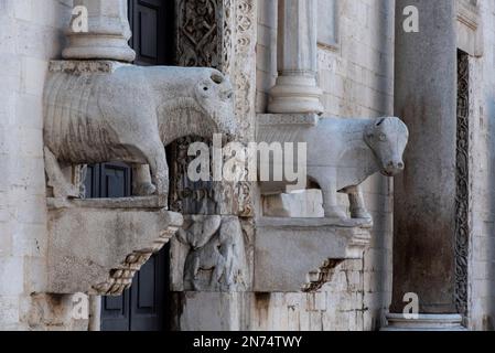 Facciata dell'iconica basilica di San Nicola nel centro di Bari, Italia Foto Stock