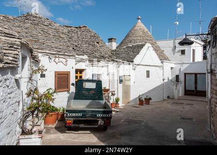Case residenziali iconiche nel quartiere storico di Trulli ad Alberobello, Italia Foto Stock