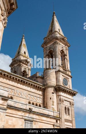 Campanile della Basilica dei Santi Cosma e Damiano ad Alberobello Foto Stock