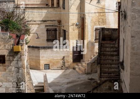 Cortile abbandonato da qualche parte nel quartiere storico di Matera, Italia Foto Stock