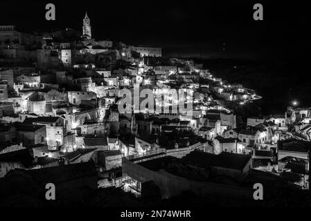 Skyline panoramico di Sassi di Matera di notte, Italia Foto Stock