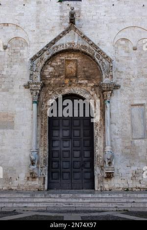 Facciata dell'iconica basilica di San Nicola nel centro di Bari, Italia Foto Stock