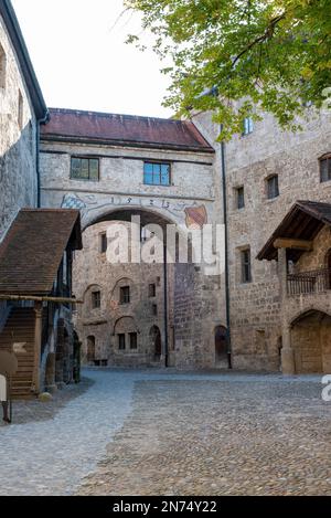 Belle corti medievali del Castello di Burghausen in Baviera, Germania Foto Stock