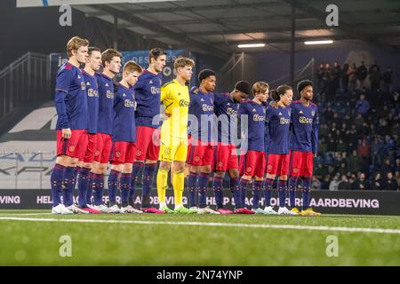 Paesi Bassi. 10th Feb, 2023. DEN BOSCH, PAESI BASSI - FEBBRAIO 10: Portiere Tom De Graaff di Jong Ajax, Youri Regeer di Jong Ajax, Olivier Aertssen di Jong Ajax, Donny Warmerdam di Jong Ajax, Jorel Hato di Jong Ajax, Silvano Vos di Jong Ajax, Christian Rasmussen di Jong Ajax, Kian Fitz-Jim di Jong Ajax Lorenzo Lucca di Jong Ajax, Kristian Hlynsson di Jong Ajax e Ar'jany Martha di Jong Ajax si allineano per un minuto di silenzio per le vittime del terremoto in Turchia e Siria durante la partita di Keuken Kampioen Divisie tra FC Den Bosch e Jong Ajax allo Stadion De Vliert il 10 febbraio 20 Foto Stock