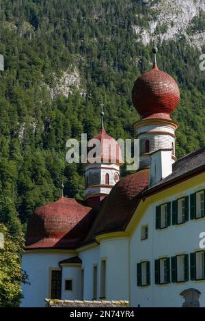 Piccola Chiesa di San Bartolomeo al Lago Koenigssee nelle Alpi bavaresi, Germania Foto Stock