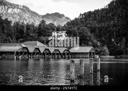 Boathouses di legno nel lago di Koenigssee a Schoenau, Baviera, Germania Foto Stock