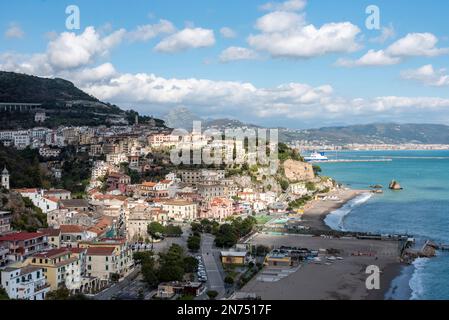 Bella vista su Vietri sul Mare sulla Costiera Amalfitana, Italia Meridionale Foto Stock