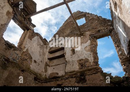 Una casa in rovina sul famoso sentiero degli dei della Costiera Amalfitana, nel sud Italia Foto Stock
