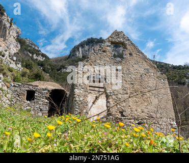 Una casa in rovina sul famoso sentiero degli dei della Costiera Amalfitana, Italia Foto Stock
