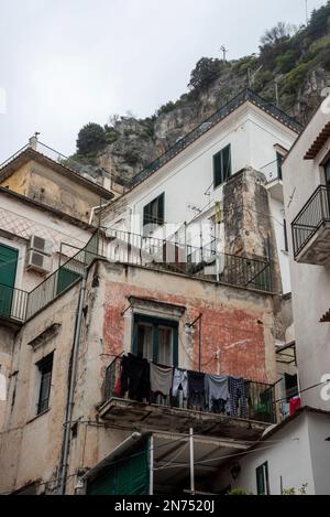 Case tradizionali italiane nella città di Atrani, in Costiera Amalfitana, nel Sud Italia Foto Stock