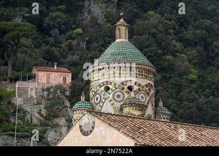 Campanile della famosa cattedrale della città di Amalfi nel sud Italia Foto Stock