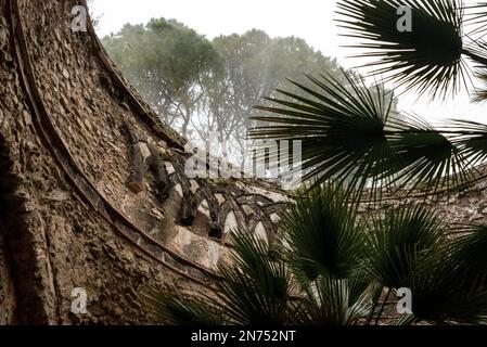 Ravello, Italia, antiche rovine nel parco della famosa Villa Rufolo in Costiera Amalfitana Foto Stock