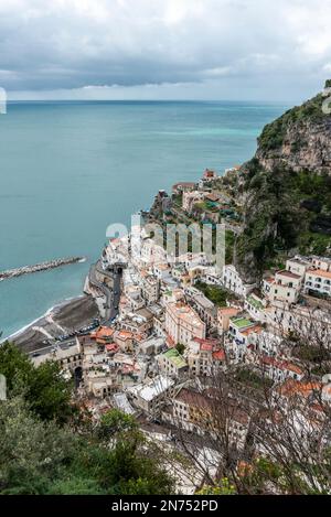 Vista della città di Atrani, vista dalla strada per Ravello, costiera amalfitana del Sud Italia Foto Stock