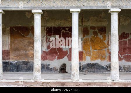 Oplontis, Italia, bella facciata della famosa Villa Oplontis vicino a Pompei, Italia Meridionale Foto Stock