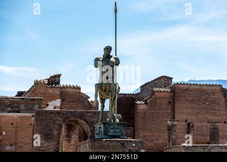 Bella statua di un'antica lancer sul foro dell'antica città di Pompei, Italia meridionale Foto Stock