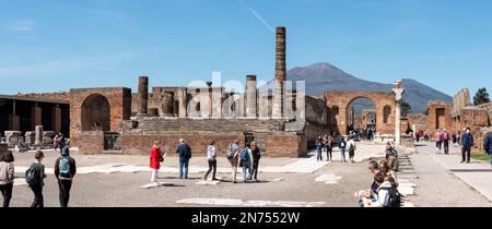 Vista famosa del foro di Pompei antica, il Vesuvio sullo sfondo, Italia meridionale Foto Stock