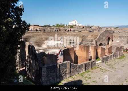 Tipico teatro romano nell'antica città di Pompei, nel sud dell'Italia Foto Stock