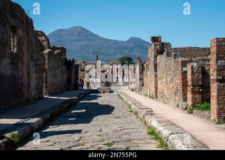 Una bella strada acciottolata tipica nell'antica città di Pompei, nel sud dell'Italia Foto Stock