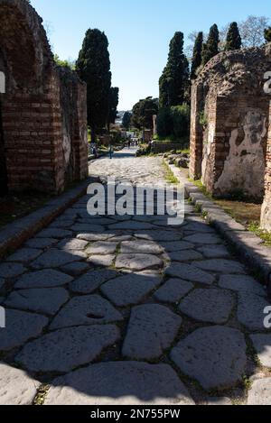 Una bella strada acciottolata tipica nell'antica città di Pompei, nel sud dell'Italia Foto Stock