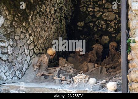 Gli abitanti di Ercolano cercarono vainly per il riparo alle banchine della città durante l'eruzione del Vesuvio, Italia Meridionale Foto Stock