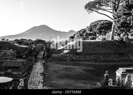 Al mattino presto, una strada che conduce alla città antica resti di Pompei, il Vesuvio sullo sfondo, Italia Foto Stock