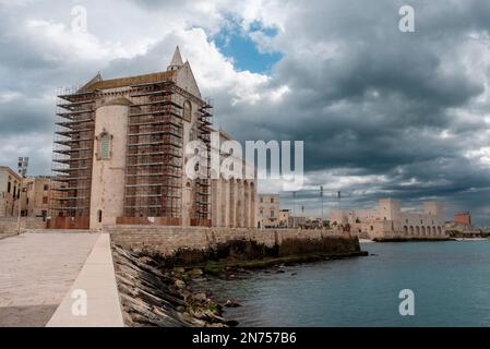 Dettagli della facciata della cattedrale di Trani, Italia Foto Stock