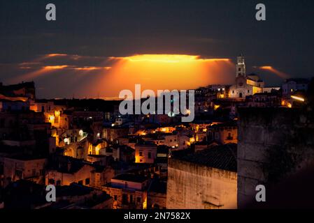 Skyline panoramico di Sassi di Matera di notte, Italia Foto Stock