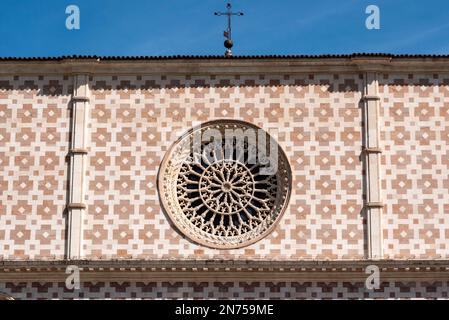 Tipico rosone romanico del portale della Basilica di Santa Maria di Collemaggio a l'Aquila, Abruzzo in Italia Foto Stock