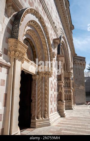 Porta d'ingresso ornata della basilica romanica di Santa Maria di Collemaggio ricostruita a l'Aquila, Abruzzo in Italia Foto Stock