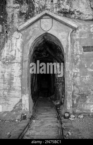 Resti di tunnel militare sul Monte piano nelle Alpi dolomitiche, costruito durante la prima guerra mondiale, il Tirolo meridionale Foto Stock