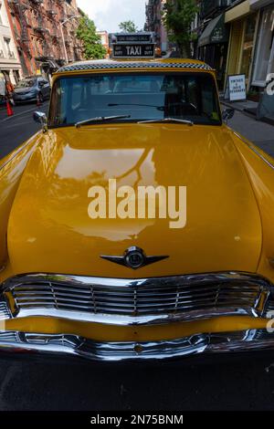 Classic Yellow Taxies Park sulla strada a East Village a New York USA. Foto Stock