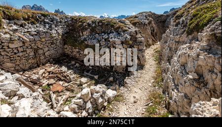 Resti di trincee militari sul Monte piano nelle Alpi dolomitiche, costruite durante la prima guerra mondiale, il Tirolo meridionale Foto Stock